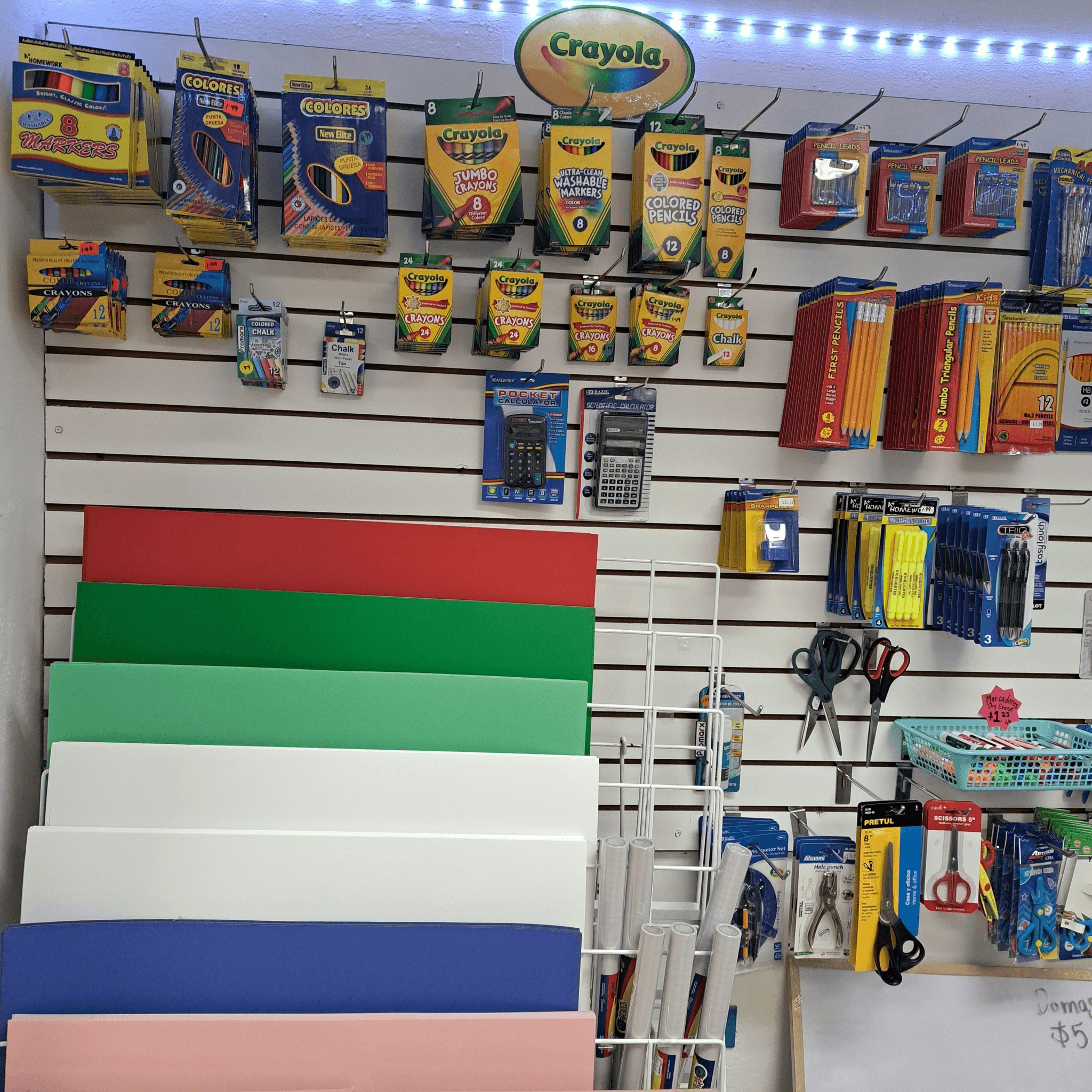 Crayolas, lápices, tijeras